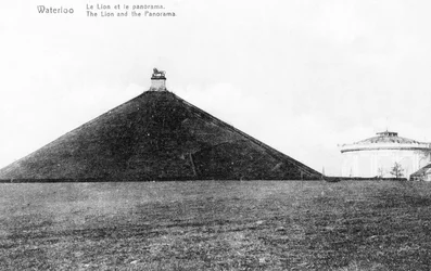 Die Butte du Lion (Löwenhügel) und das Panorama in Waterloo, Gedenkpostkarte, ca. 1912 (Fotolitho)
